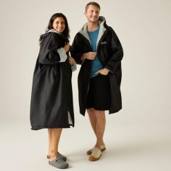 Płaszcz plażowy wodoodporny Changing Robe Regatta. Białe płaszcze damskie Regatta, na lato, l, bez wzorów, z materiału, z kapturem. Za 329.99 zł.
