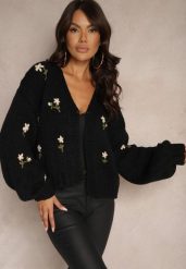 Czarny Kardigan w Kwiatowe Aplikacje z Zapięciem na Elegancką Agrafkę Patista. Czarne kardigany damskie Renee, z aplikacjami, z bawełny. Za 169.99 zł.