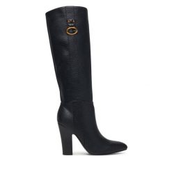 Kozaki Guess. Czarne kozaki damskie Guess, bez obcasa, na słupku, bez zapięcia. Za 824.99 zł.