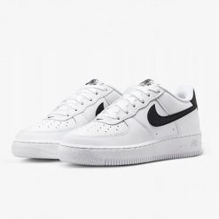 Buty Sportowe Młodzieżowe Nike Air Force 1 (GS). Biała obuwie sportowe damskie Nike, ze skóry, bez zapięcia, do biegania, Nike Air Force. Za 360.80 zł.