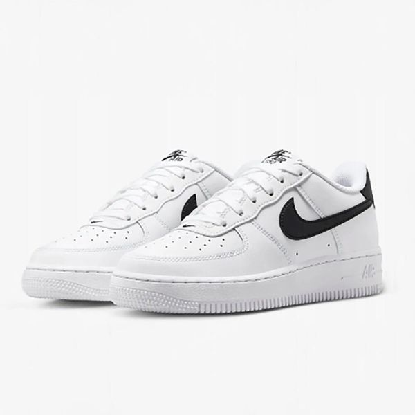 Buty Sportowe Młodzieżowe Nike Air Force 1 (GS). Biała obuwie sportowe damskie Nike, ze skóry, bez zapięcia, do biegania, Nike Air Force. Za 360.80 zł.