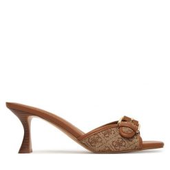 Klapki Guess. Brązowe klapki damskie Guess, z aplikacjami, bez obcasa, bez zapięcia. Za 413.99 zł.