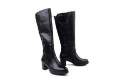 RIEKER 77684-00 black, kozaki damskie. Czarne kozaki damskie Rieker, bez obcasa, na obcasie, bez zapięcia. Za 475.92 zł.