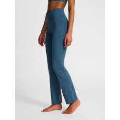Spodnie legginsy z wysokim stanem dla kobiet Hummel. Niebieskie legginsy sportowe damskie Hummel, bez wzorów, z podwyższonym stanem, na jogę i pilates. Za 205.00 zł.