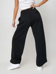 Weekday Spodnie w kolorze czarnym rozmiar: L. Czarne spodnie materiałowe damskie Weekday, bez wzorów, z materiału. Za 135.49 zł.