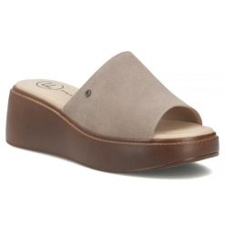 Skórzane klapki damskie taupe Filippo DK7798. Klapki damskie Filippo, bez wzorów, ze skóry, bez obcasa, na koturnie, bez zapięcia. Za 169.99 zł.
