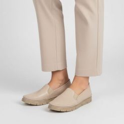 Półbuty damskie Maciejka, cholewka ze skóry naturalnej gładkiej wsuwany fason elastyczne wstawki po bokach widoczne przeszycia wokół noska gruba jedn. Brązowe półbuty damskie Maciejka, bez wzorów, ze skóry, bez obcasa, na płaskiej podeszwie, bez zapięcia. Za 299.00 zł.