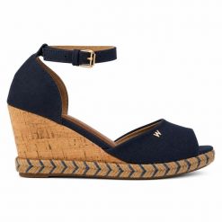 Sandały damskie Wrangler LORETTA WOMEN WEDGE. Brązowe sandały damskie Wrangler, bez wzorów, z materiału, z otwartym noskiem, bez obcasa, na koturnie, bez zapięcia. Za 229.00 zł.