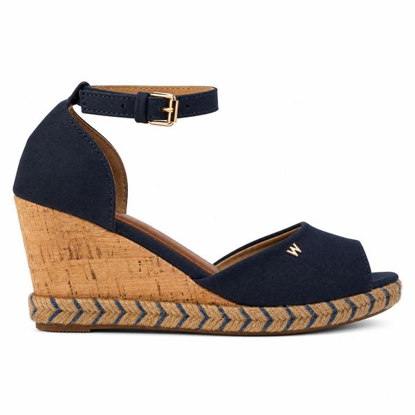 Sandały damskie Wrangler LORETTA WOMEN WEDGE. Brązowe sandały damskie Wrangler, bez wzorów, z materiału, z otwartym noskiem, bez obcasa, na koturnie, bez zapięcia. Za 229.00 zł.