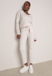 Białe Jeansy z Bawełną i Wiskozą o Kroju Mom Fit z Apaszką i Paskiem Hetirae. Białe jeansy damskie Born2be. Za 119.99 zł.