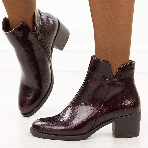 Bordowe botki damskie na obcasie M.Daszyński Sa128-61. Czerwone botki damskie M.Daszyński, na jesień, z jeansu, eleganckie, z okrągłym noskiem, bez obcasa, na obcasie, bez zapięcia. Za 199.00 zł.