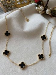 Luseera Pozłacany naszyjnik z elementami ozdobnymi - dł. 45 cm rozmiar: onesize. Żółte naszyjniki damskie Luseera, pozłacane. Za 84.21 zł.