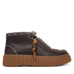 Trzewiki Clarks. Brązowe botki damskie Clarks, bez obcasa, na płaskiej podeszwie, bez zapięcia. Za 519.99 zł.