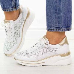 Białe skórzane półbuty damskie Filippo Dp7618/26. Białe półbuty damskie Filippo, na lato, w ażurowe wzory, z jeansu, z okrągłym noskiem, bez obcasa, na koturnie, bez zapięcia. Za 239.00 zł.