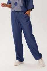 Denimowe spodnie na gumce z kieszeniami OVERSIZE PLUS SIZE XXL WIOSNA LATO. Spodnie materiałowe damskie Moda Size Plus Iwanek, bez wzorów, z materiału, krótkie. Za 219.90 zł.