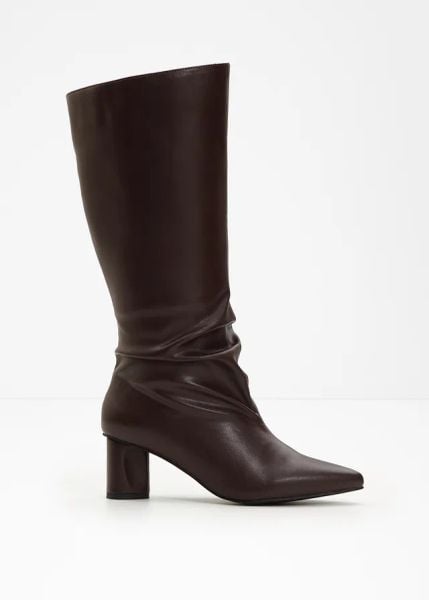 Kozaki. Brązowe kozaki damskie bonprix, bez obcasa, bez zapięcia. Za 189.99 zł.