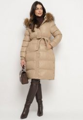 Beżowa Długa Pikowana Kurtka z Kapturem Odpinanym Futerkiem i Paskiem w Talii Serenira. Brązowe kurtki damskie Born2be, l, bez wzorów, z jeansu, z kapturem. Za 219.99 zł.