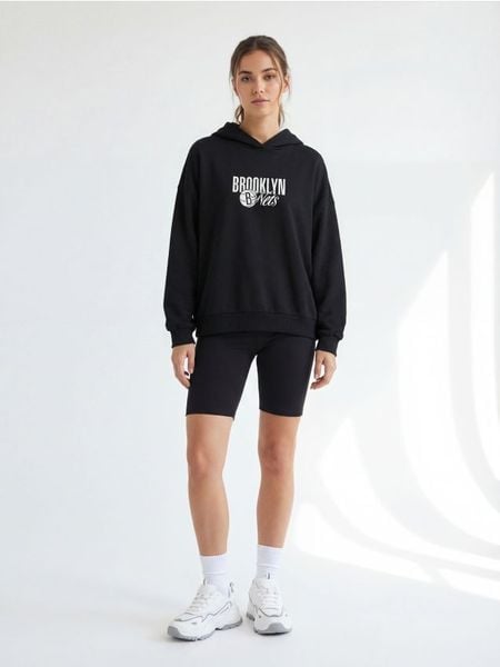 Bluza z kapturem z nadrukiem Brooklyn Nets NBA - szary. Szare bluzy damskie Sinsay, l, bez wzorów, z kapturem. Za 59.99 zł.