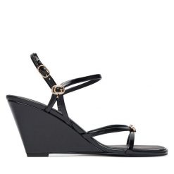Sandały Guess. Czarne sandały damskie Guess, z aplikacjami, bez obcasa, na koturnie, bez zapięcia. Za 494.99 zł.