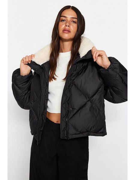 Trendyol Kurtka zimowa w kolorze czarnym rozmiar: S/M. Czarne kurtki damskie Trendyol, na zimę, m, bez wzorów, z puchu, bez kaptura. Za 233.33 zł.