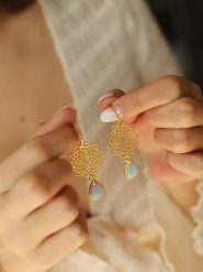 L'Atelier de Gaia Pozłacane kolczyki z opalami rozmiar: onesize. Niebieskie kolczyki damskie L'Atelier de Gaia, z opalem, pozłacane, z zapięciem typu bigiel. Za 87.40 zł.