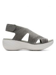 Clarks Skórzane sandały w kolorze szarym na koturnie rozmiar: 38. Szare sandały damskie Clarks, bez wzorów, z otwartym noskiem, bez obcasa, na koturnie, bez zapięcia. Za 192.45 zł.