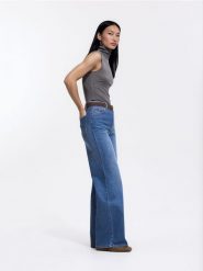 Jeansy wide leg z dodatkiem lyocellu - niebieski. Niebieskie jeansy damskie Reserved. Za 159.99 zł.