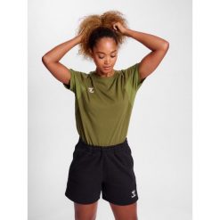 Koszulka damska Hummel Travel. Zielone koszulki damskie Hummel, bez wzorów, bez kołnierzyka, bez ramiączek. Za 127.50 zł.