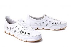 RIEKER 49956-80 white, półbuty damskie. Białe półbuty damskie Rieker, na lato, w ażurowe wzory, bez obcasa, bez zapięcia. Za 329.90 zł.