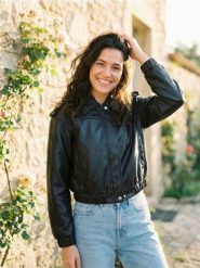 Kurtka bomberka z imitacji skóry - czarny. Czarne kurtki damskie Sinsay, l, bez wzorów, ze skóry, bez kaptura. Za 79.99 zł.