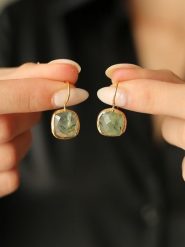 Pierres de Jade Pozłacane kolczyki z prehnitem rozmiar: onesize. Szare kolczyki damskie Pierres de Jade, z prehnitem, pozłacane, z zapięciem typu bigiel. Za 70.57 zł.