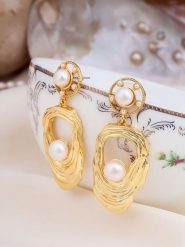 Pierres delicates Kolczyki z perłami w kolorze białym rozmiar: onesize. Białe kolczyki damskie Pierres delicates, z perłą, z mosiądzu. Za 96.14 zł.