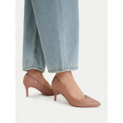 Szpilki JENNY. Brązowe szpilki damskie Jenny, bez wzorów, bez obcasa, na szpilce, bez zapięcia. Za 119.99 zł.