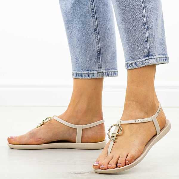 Beżowe płaskie japonki damskie Ipanema Vibe 83656. Czarne klapki damskie Ipanema, z aplikacjami, z gumy, bez obcasa, na płaskiej podeszwie, bez zapięcia. Za 139.00 zł.