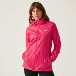 Kurtka trekkingowa damska Pack It Jacket III kieszonkowa przeciwdeszczowa. Czerwone kurtki damskie Regatta, bez wzorów, z softshellu, bez kaptura. Za 99.99 zł.