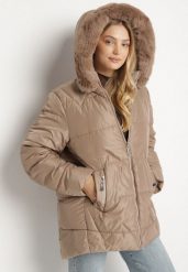 Brązowa Pikowana Kurtka z Kapturem z Futerkiem Tevea. Brązowe kurtki damskie Born2be, plus size, bez wzorów, z dzianiny, z kapturem. Za 219.99 zł.