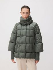 Pikowana kurtka z wysoką stójką - jasnoturkusowy. Niebieskie kurtki damskie Reserved, l, bez wzorów, z tkaniny, bez kaptura. W wyprzedaży za 199.99 zł.