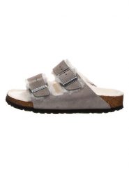 Birkenstock Skórzane kapcie "Arizona Fur" w kolorze szarym rozmiar: 38. Szare kapcie damskie Birkenstock, z wełny. Za 533.45 zł.