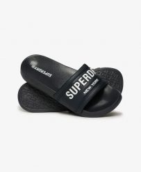 Superdry City Luxe Pool Sliders - Klapki z wyściełanym paskiem – EBONY. Brązowe klapki damskie Superdry, bez wzorów, z poliesteru, bez obcasa, bez zapięcia. Za 129.40 zł.