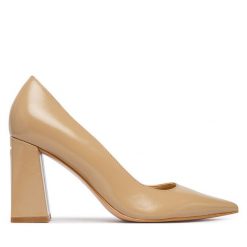 Czółenka Guess. Brązowe czółenka damskie Guess, z aplikacjami, bez obcasa. Za 634.99 zł.