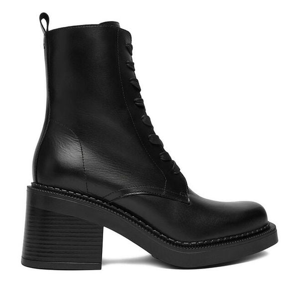 Trzewiki GINO ROSSI. Czarne botki damskie Gino Rossi, bez obcasa, na słupku, bez zapięcia. Za 379.99 zł.