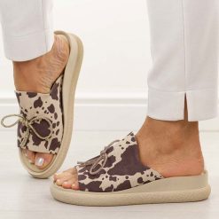 Beżowa krowa skórzane klapki damskie na platformie T.Sokolski 154. Brązowe klapki damskie Sokolski, z aplikacjami, ze skóry, bez obcasa, na platformie, bez zapięcia. Za 259.00 zł.