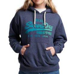 Bluza z kapturem wintage z grafiką i tonalnym logo. Niebieskie bluzy damskie Superdry, bez wzorów, z bawełny, z kapturem. W wyprzedaży za 336.90 zł.