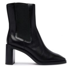Botki Calvin Klein. Czarne botki damskie Calvin Klein, bez obcasa, na słupku, bez zapięcia. Za 799.99 zł.