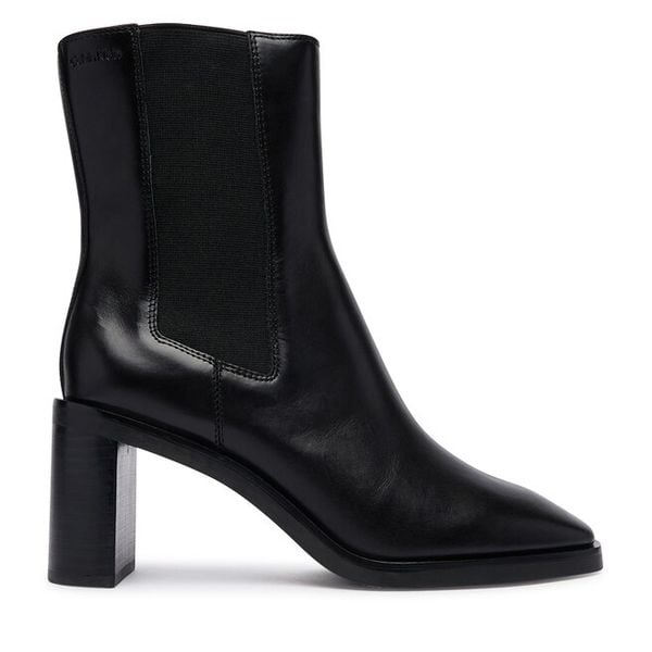Botki Calvin Klein. Czarne botki damskie Calvin Klein, bez obcasa, na słupku, bez zapięcia. Za 799.99 zł.