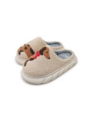 Wsuwane kapcie teddy z motywem jamnika - kremowy. Białe kapcie damskie Sinsay. Za 29.99 zł.