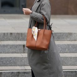 Shopperka z ozdobną wstążką Solier FL35 brązowa. Brązowe torebki klasyczne damskie Solier, z jeansu, na ramię, bez dodatków. Za 389.00 zł.