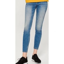 Jeansy regular skinny - Granatowy. Niebieskie jeansy damskie Mohito. Za 99.99 zł.