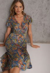 Niebieska Kopertowa Sukienka z Domieszką Wiskozy Zdobiona Wzorem Paisley Nesaleia. Niebieskie sukienki damskie Renee, z aplikacjami, z materiału, casualowe, bez ramiączek. Za 69.99 zł.