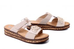 RIEKER 62936-60 beige, klapki damskie. Brązowe klapki damskie Rieker, bez wzorów, bez obcasa, na koturnie, bez zapięcia. Za 299.90 zł.